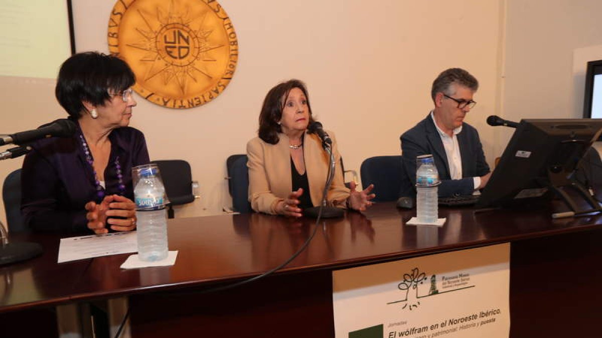 La presidenta del IEB, la directora de las jornadas y el director del Intecca, en la Uned. L. DE LA MATA