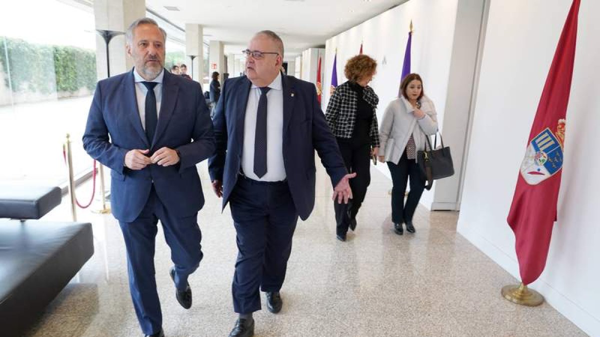 El presidente de las Cortes, Carlos Pollán, y el consejero de Sanidad, Alejandro Vázquez. MIRIAM CHACÓN