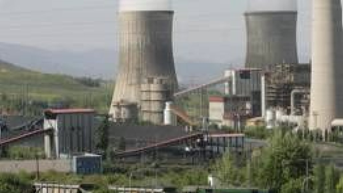 El ferrocarril también empezó a realizar ayer por la mañana entregas de mineral a Compostilla II