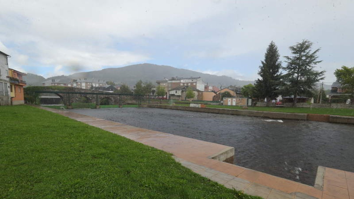 Instalaciones de la playa fluvial de Vega de Espinareda. L. DE LA MATA