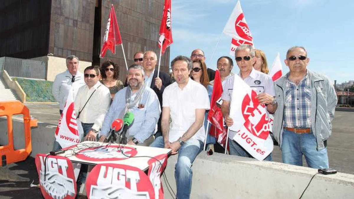 Los responsables de UGT del sector ferroviario, ayer, a las puertas del nuevo centro de Adif.