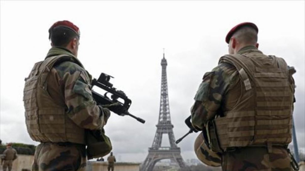 Militares franceses patrullan cerca de la torre Eiffel, en París.