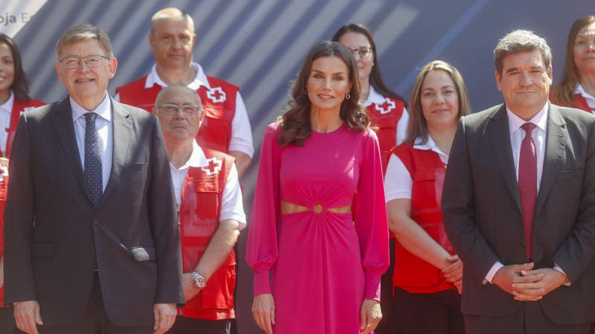 La reina, el presidente Ximo Puig y el ministro Escrivá en la entrega de condecoraciones de Cruz Roja 2022. KAI FÖRSTERLING