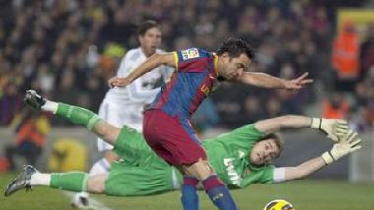 Xavi trata de superar a Casillas en el partido de Liga entre el Barcelona y el Real Madrid.