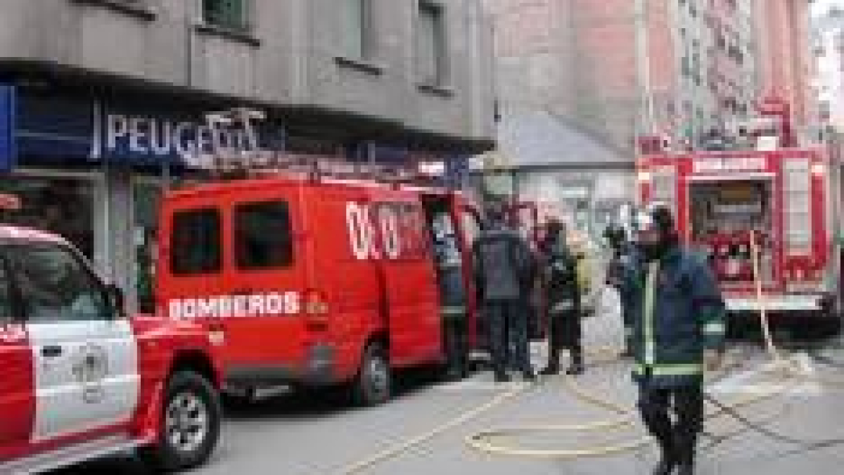 El incendio afectó a un piso situado en la primera planta del número 12 de la avenida Valdés