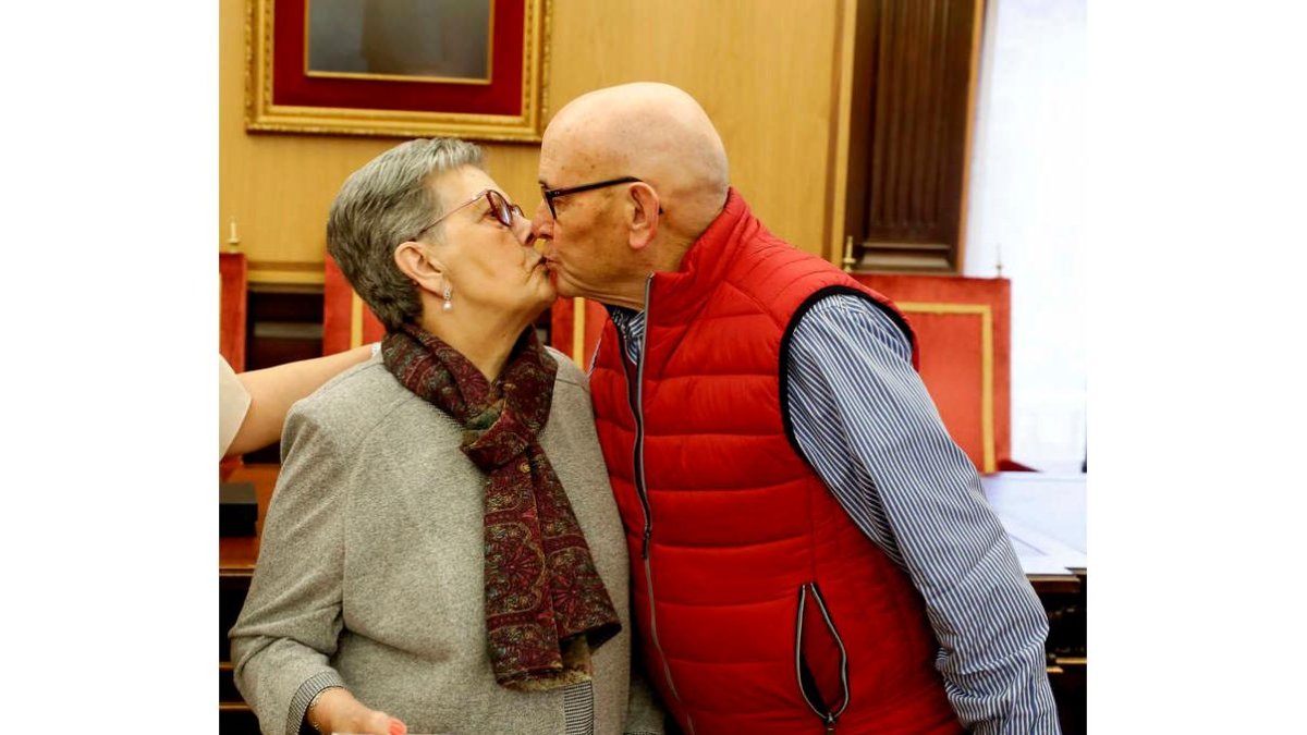 Marina Collado y Constantino Castellanos se besan en el salón del plenos.