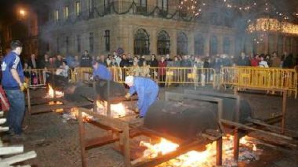 Imagen de la celebración de un magosto en la plaza de San Marcelo de León.
