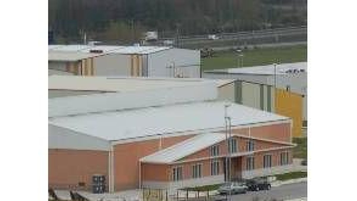 Naves industriales en el polígono de San Román de Bembibre