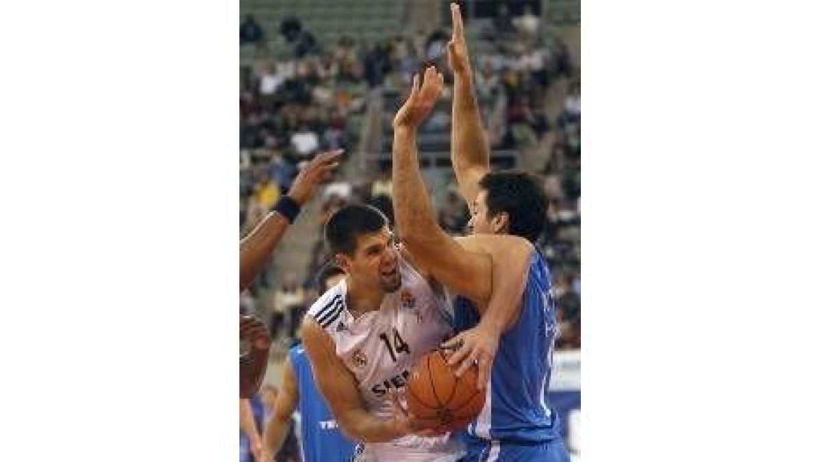 Reyes pugna por hacerse con un hueco en la pintura del rival brasileño