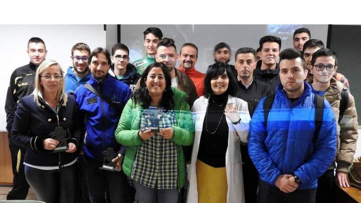 Los alumnos, con algunos de los ponentes. DL