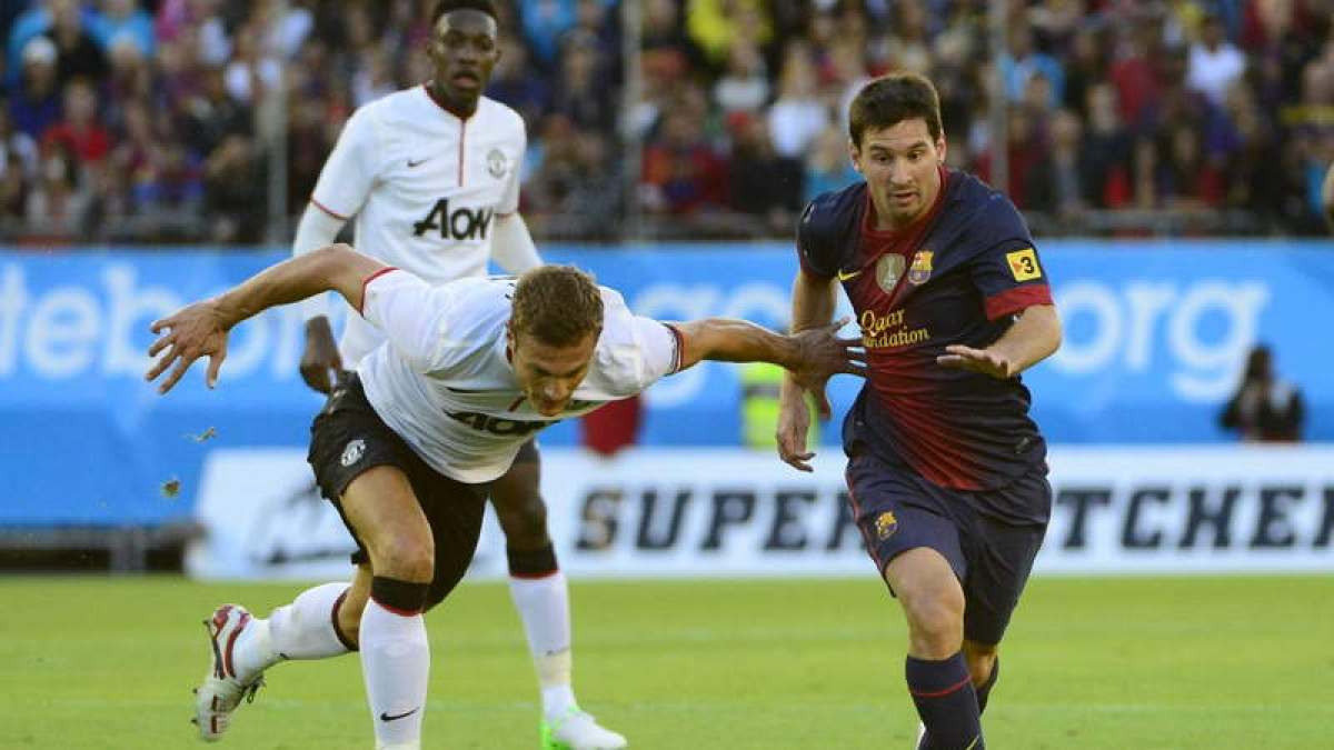 Leo Messi intenta zafarse de un defensor rival durante el partido de ayer.