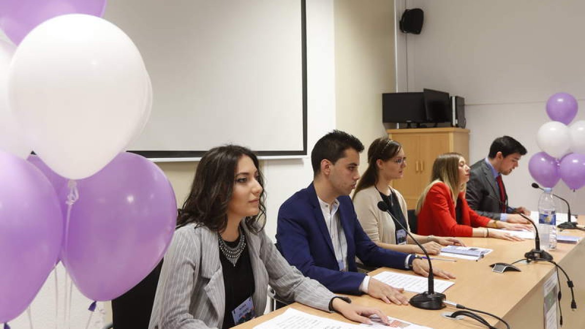Alumnado de Enfermería expone sus comunicaciones en las jornadas. JESÚS F. SALVADORES