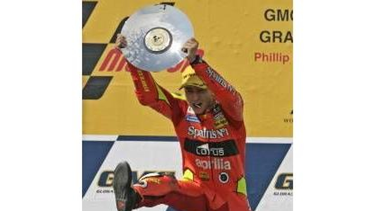 Valentino Rossi persigue a Loris Capirossi en el circuito de Phillip Island
