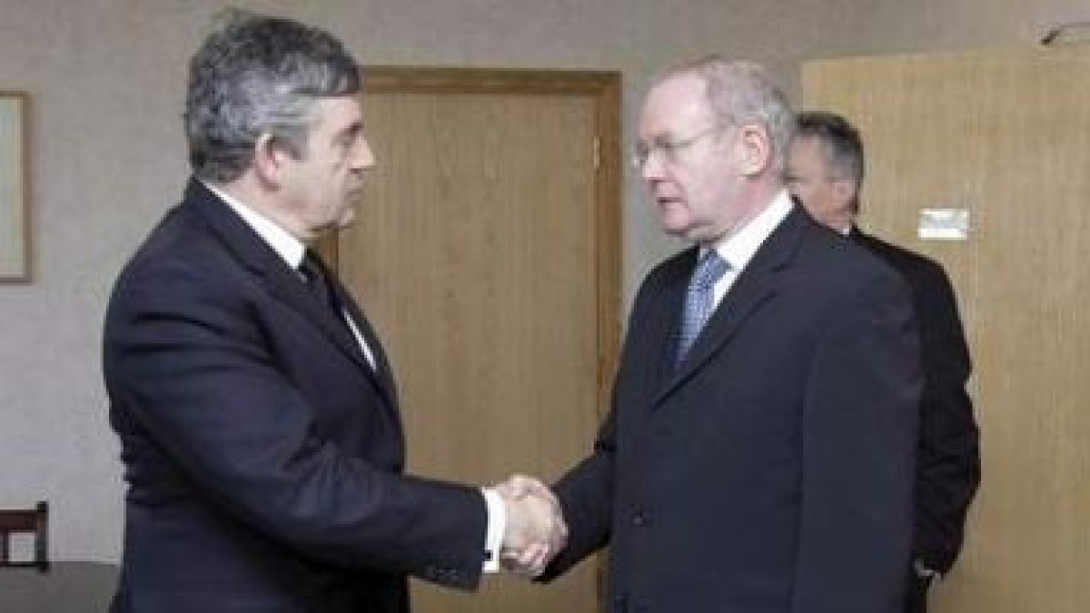 Brown saluda al número dos del Ejecutivo autónomo, Martin McGuinness, del Sinn Fein