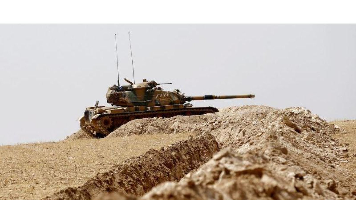 Un tanque turco junto a la frontera con Siria.