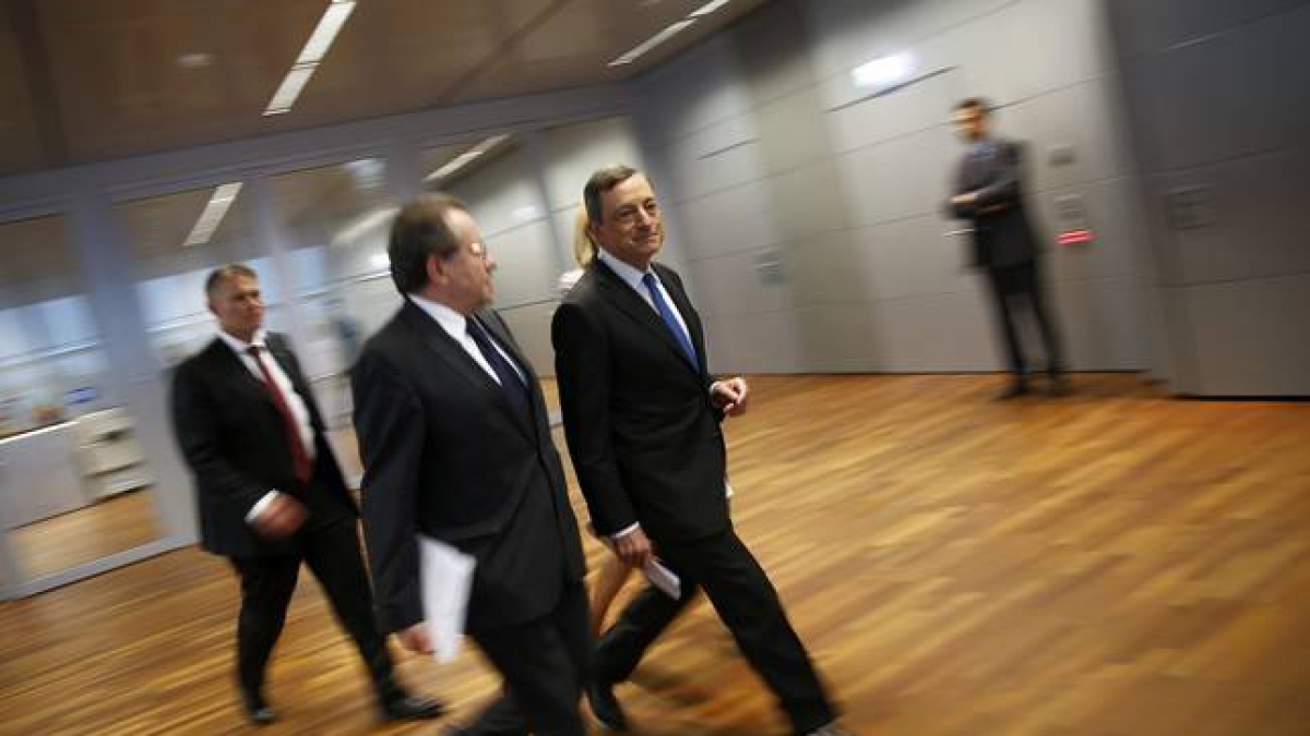 Mario Draghi llega a la rueda de prensa para anunciar medidas de apoyo a Grecia.