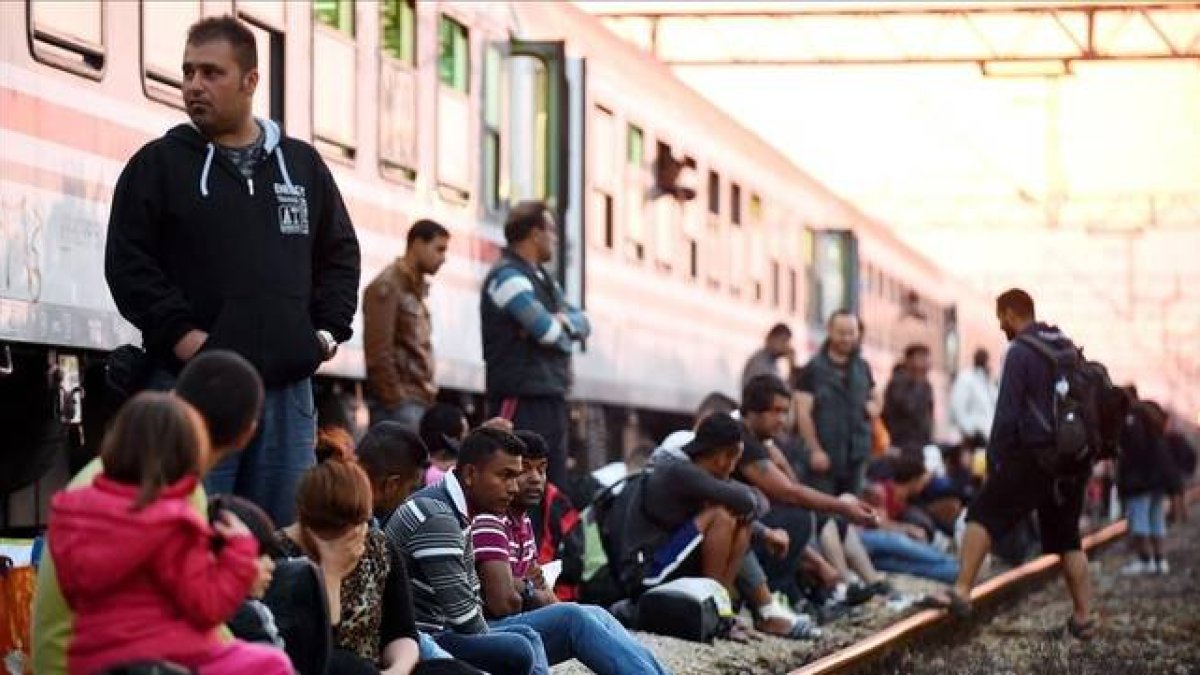 Refugiados ante un tren en Croacia.