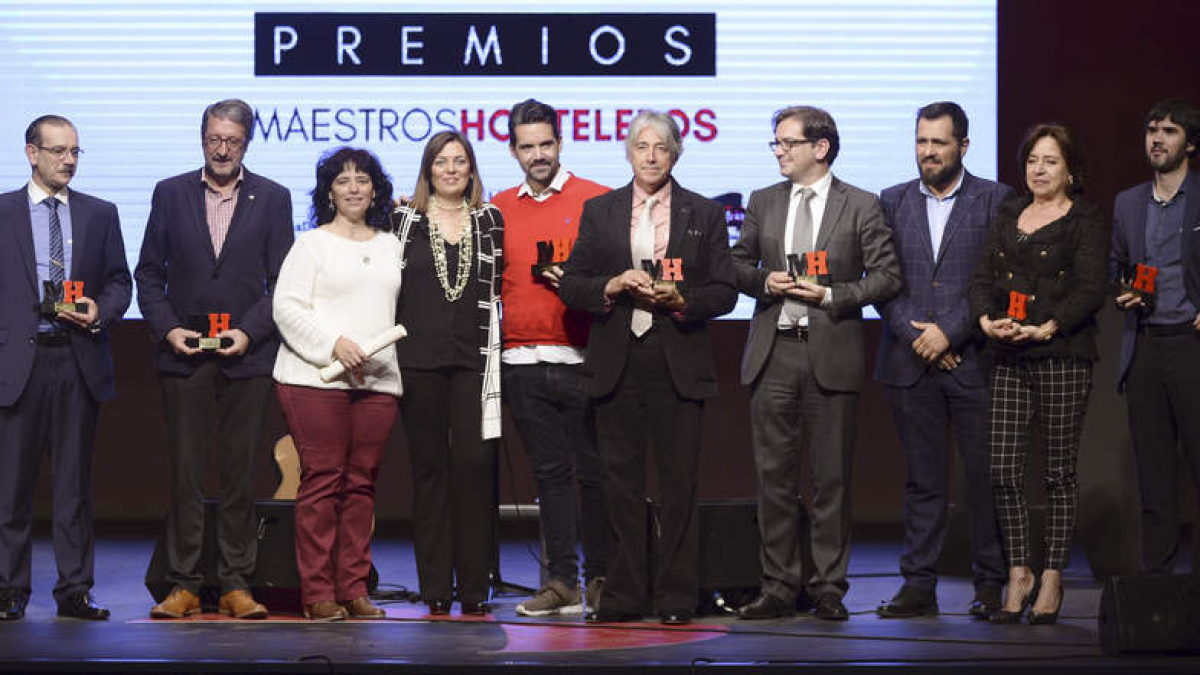 La consejera, Milagros Marcos, posa con los galardonados. NACHO GALLEGO
