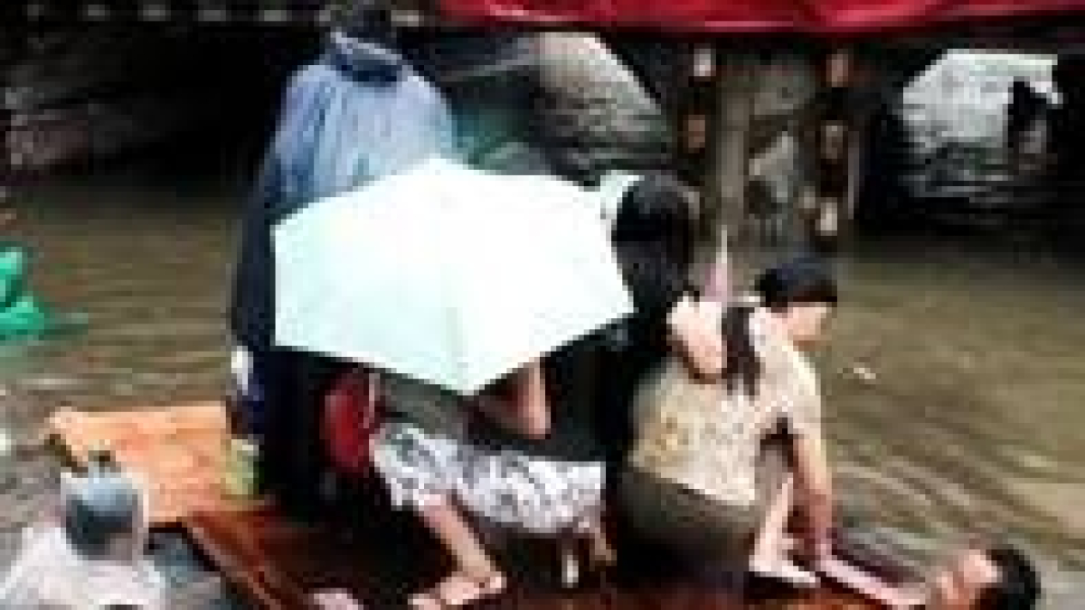 Varios chinos buscan refugio ante la devastación de «Talim»