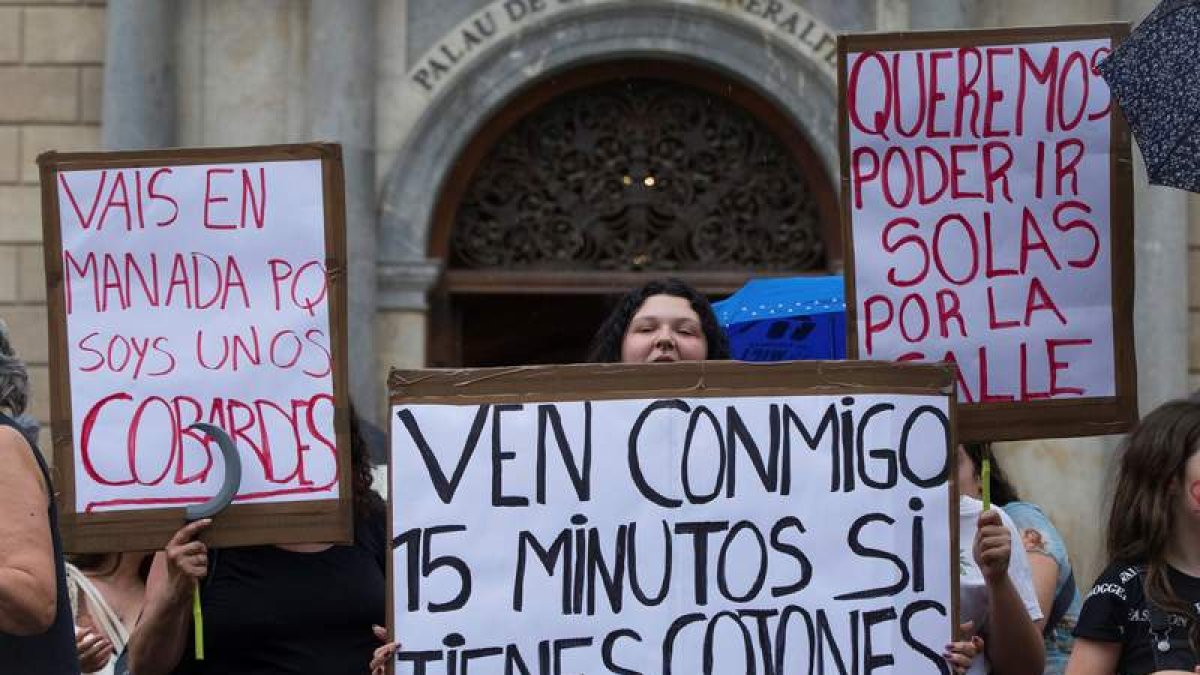 Imagen de una manifestación feminista contra las violaciones múltiples. ENRIC FONTCUBERTA