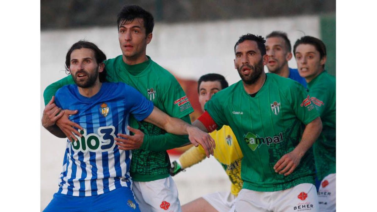 Gonzalo, a la izquierda, durante el encuentro disputado por la Ponferradina frente al Guijuelo en tierras charras. MARTA G. BREA