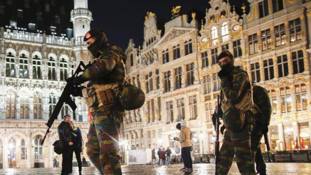 Soldados belgas vigilan en la Grand Place de Bruselas.