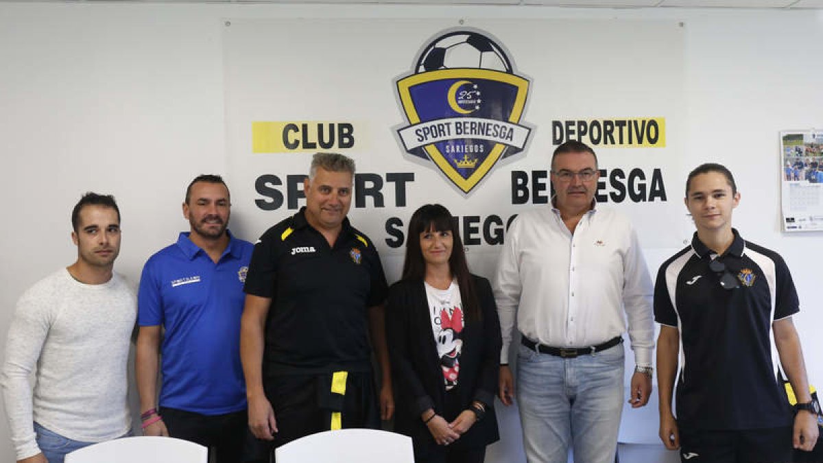 El Sport Bernesga en la presentación de su escudo. FERNANDO OTERO.