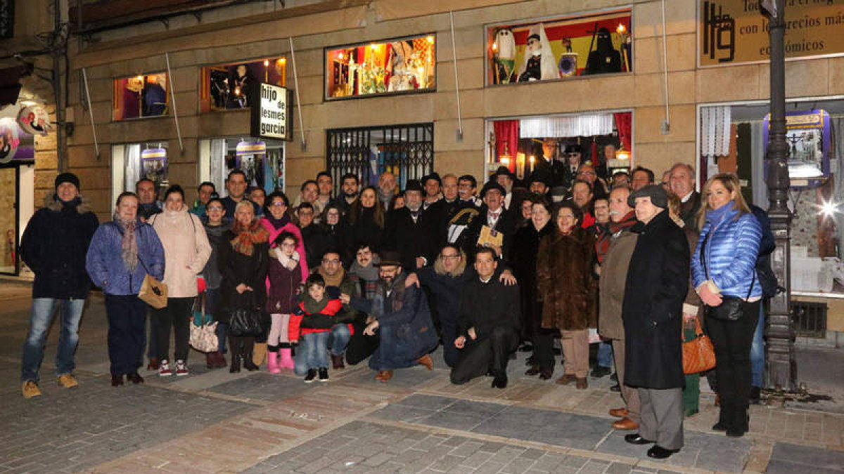 ‘La Iluminada Compañía’, con el nutrido grupo de asistentes a la decimoquinta ‘Levantá’ en la calle Ancha. MANUEL RAMOS