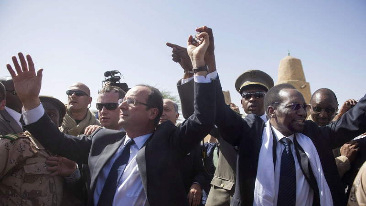 El presidente francés, François Hollande, junto a su homólogo maliense, Dioncunda Traoré.