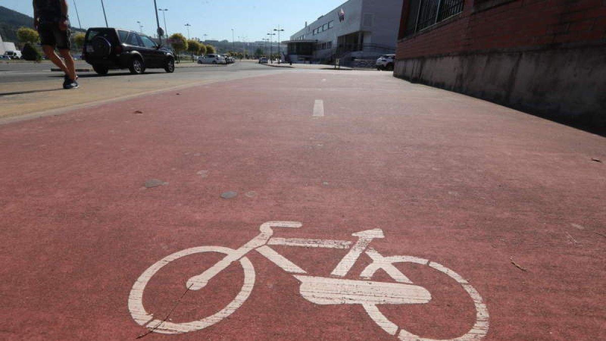 Uno de los carriles bici de Ponferrada, en el entorno del Colomán Trabado. L. DE LA MATA