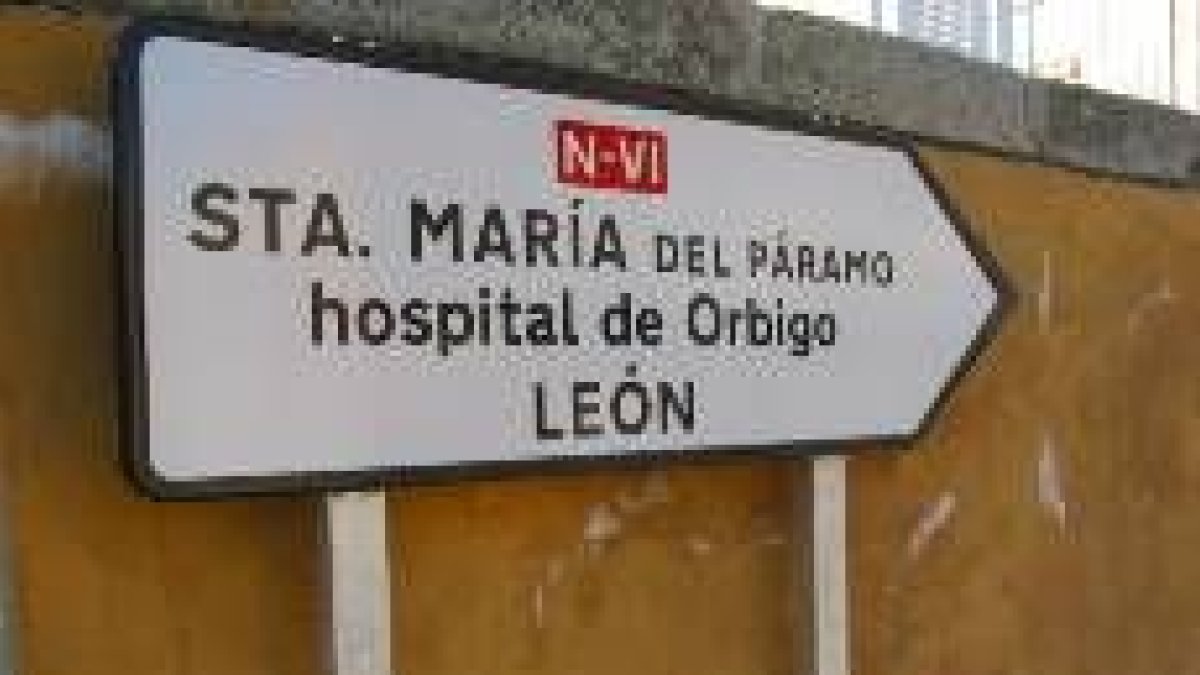 Señal de tráfico, situada en el jardinillo de La Bañeza, cerca de la estación