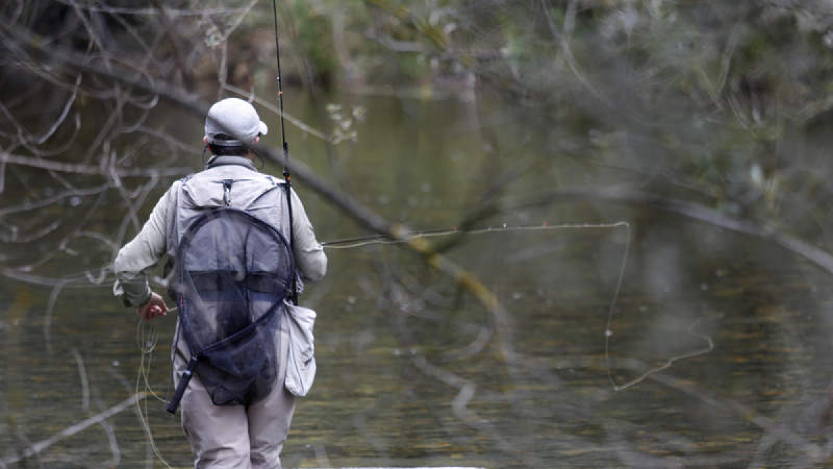 Un pescador en uno de los muchos escenarios existentes en la provincia leonesa. FERNANDO OTERO