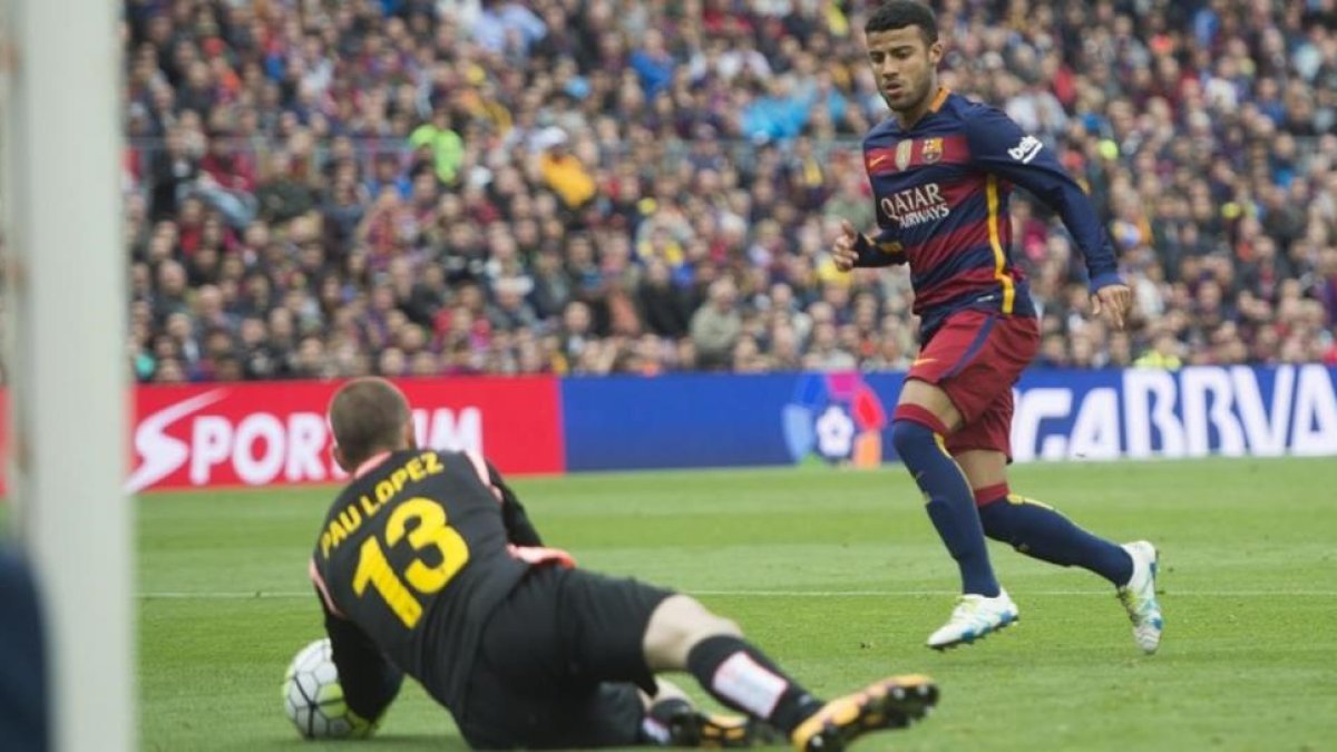 Rafinha supera a Pau y marca el cuarto gol azulgrana en el derbi de la penúltima jornada ante el Espanyol.