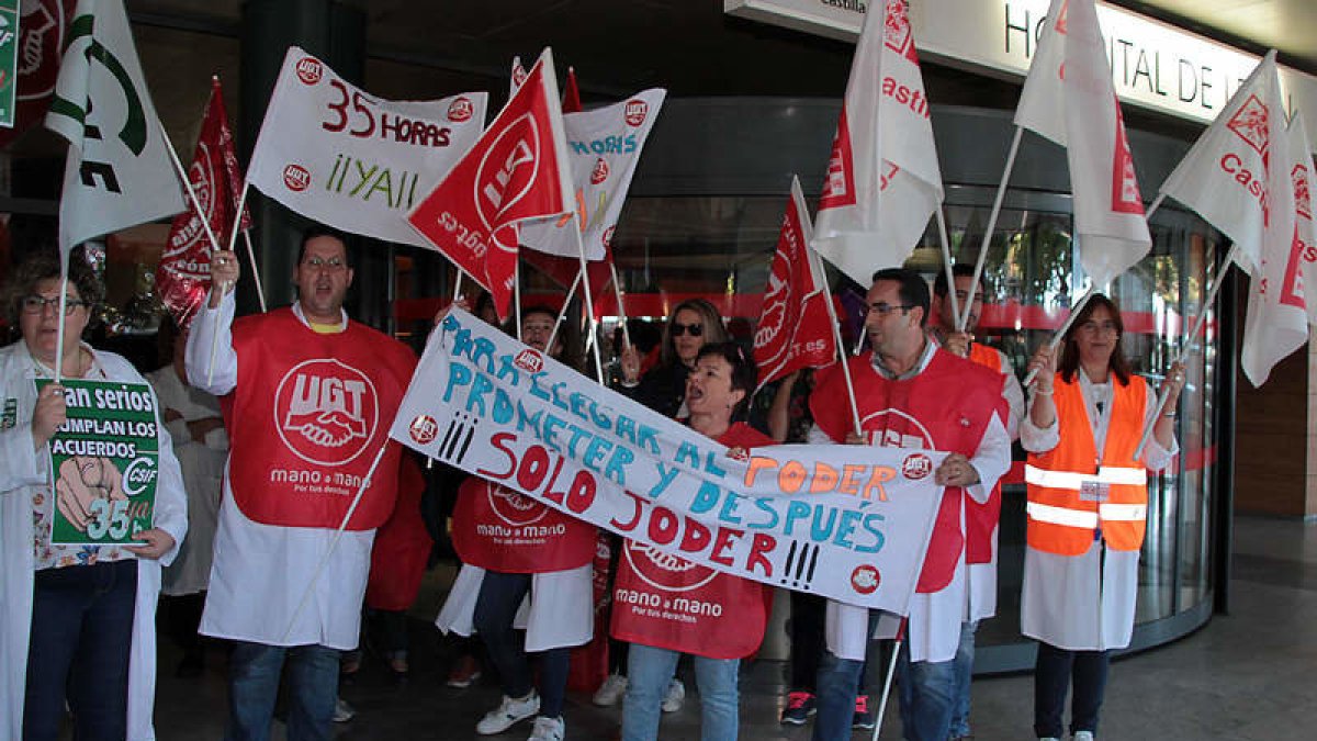 Los sanitarios se concentraron delante del hospital. ICAL.