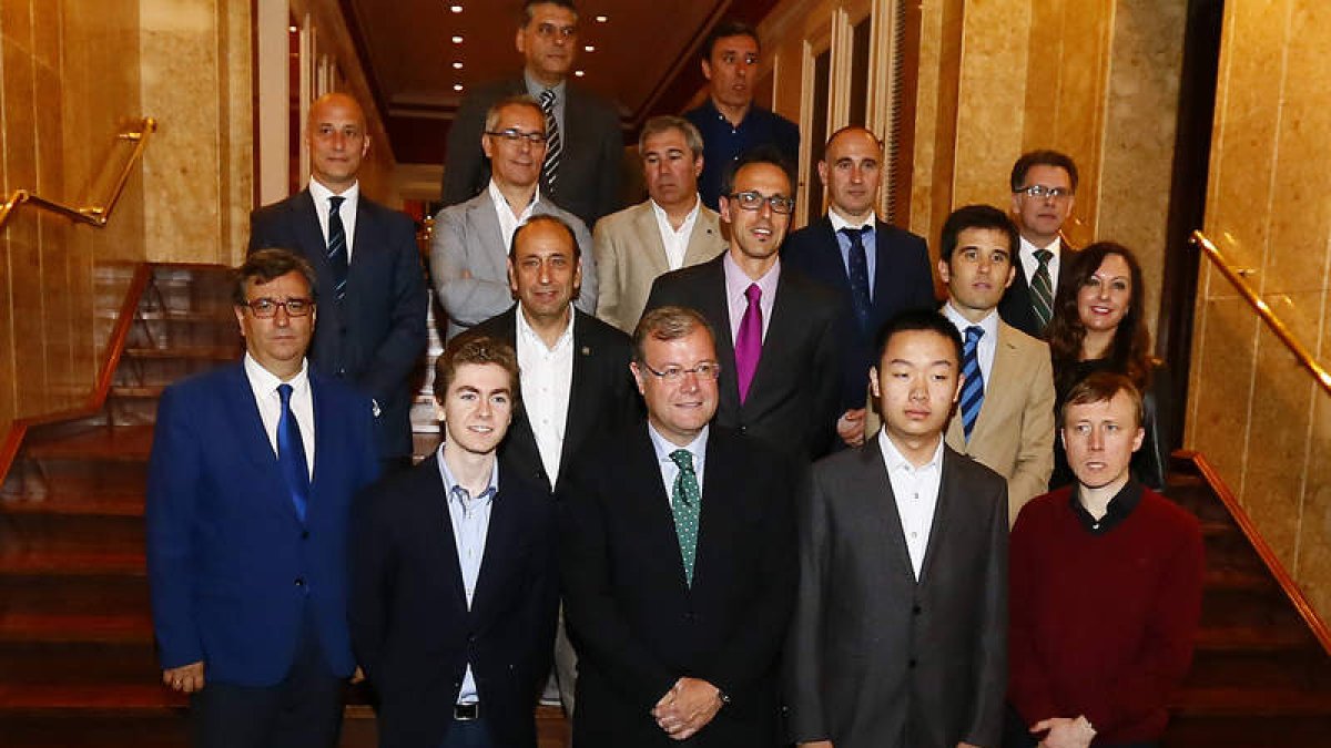 La clausura de la 28 edición del Magistral de Ajedrez con los jugadores, organizadores, patrocinadores y autoridades
