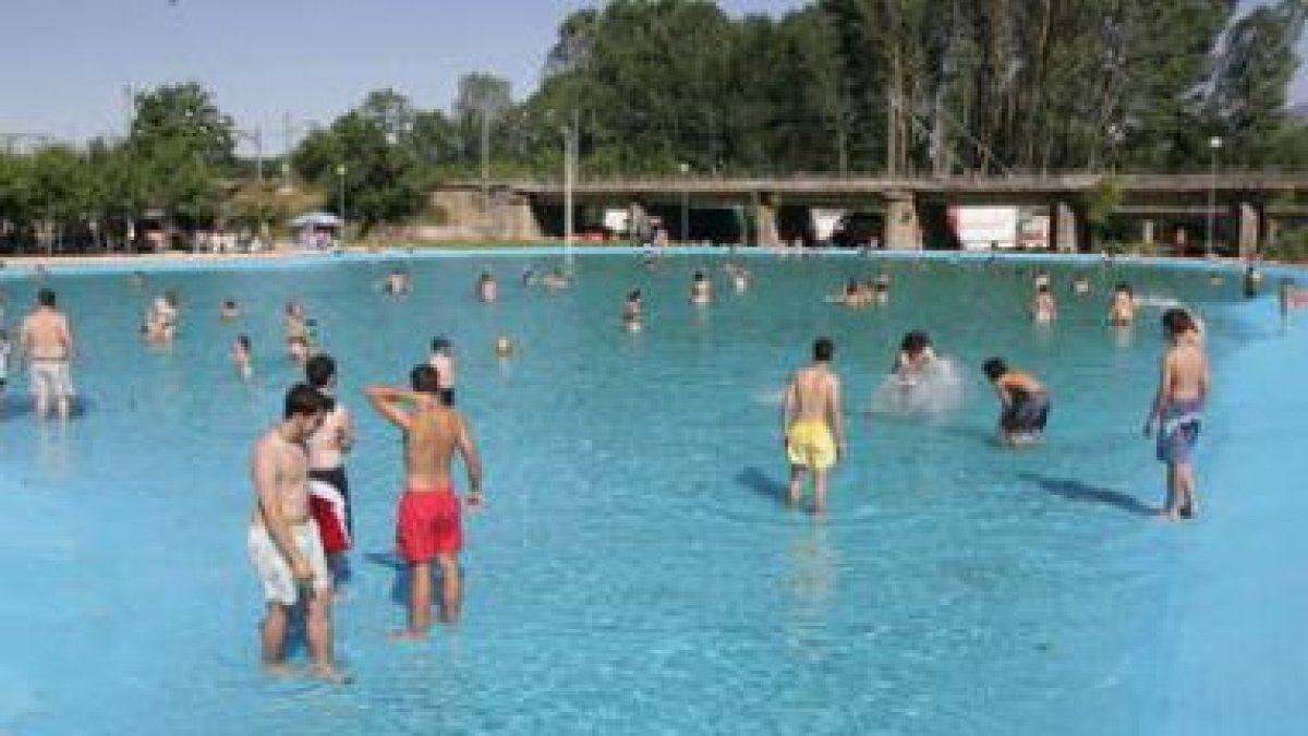 Los veraneantes disfrutan de la playa de Toral.