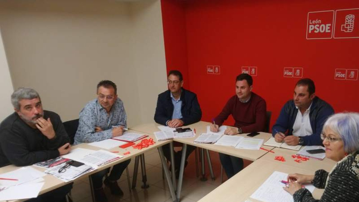 Candidatos del PSOE junto a los sindicatos. DL