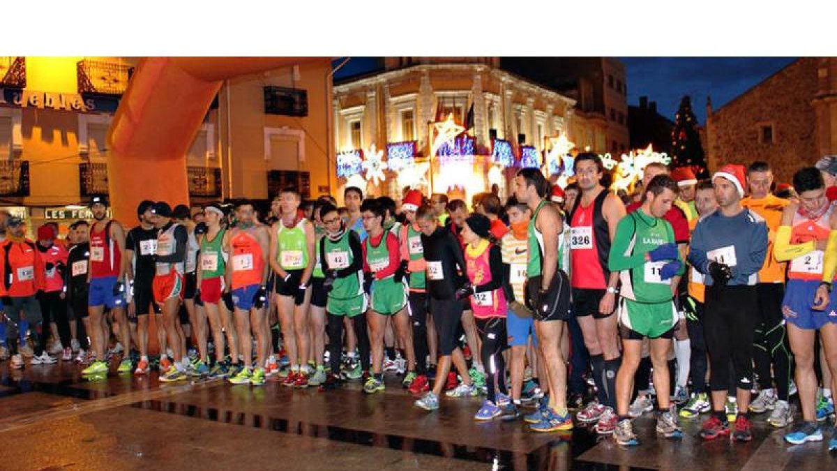 La carrera sénior de la San Silvestre reunió en la línea de salida a 416 dorsales. A la derecha Celada (2) que repetía en lo más alto del podio.