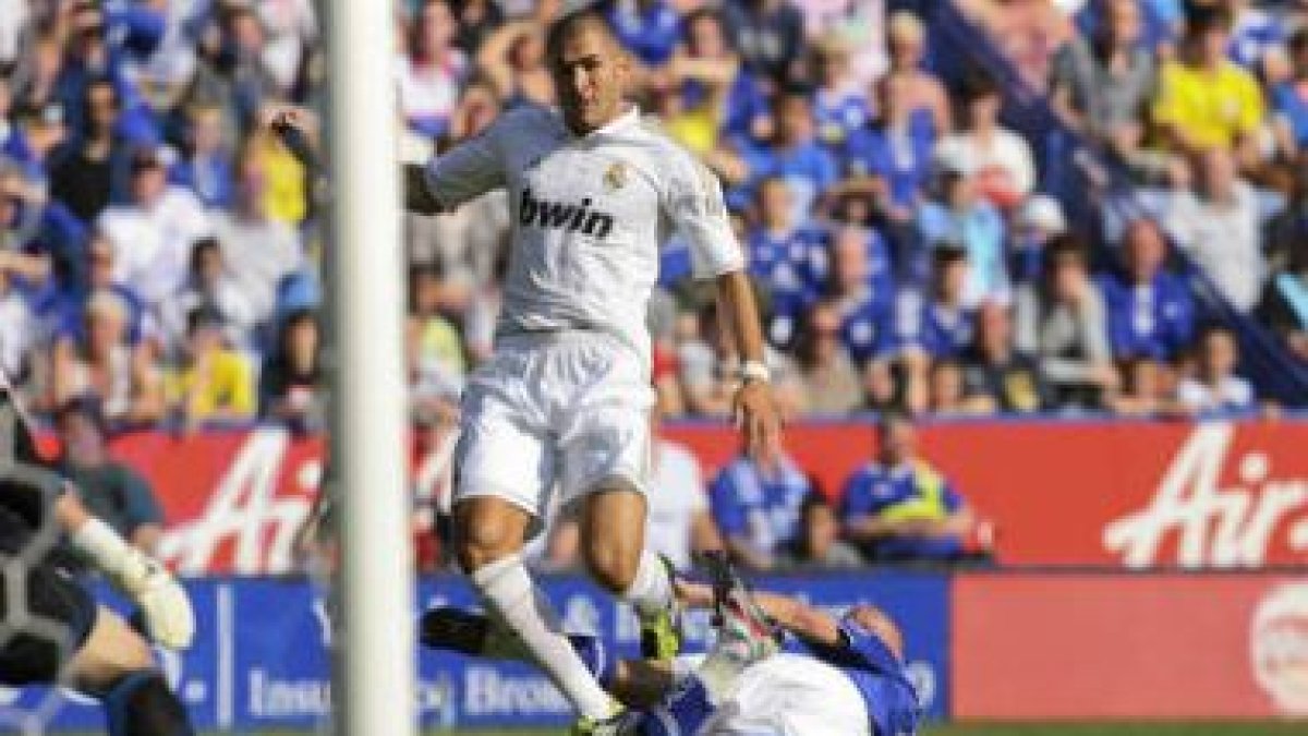 Benzema y el defensa del Leicester City Paul Konchesky luchan por el balón.