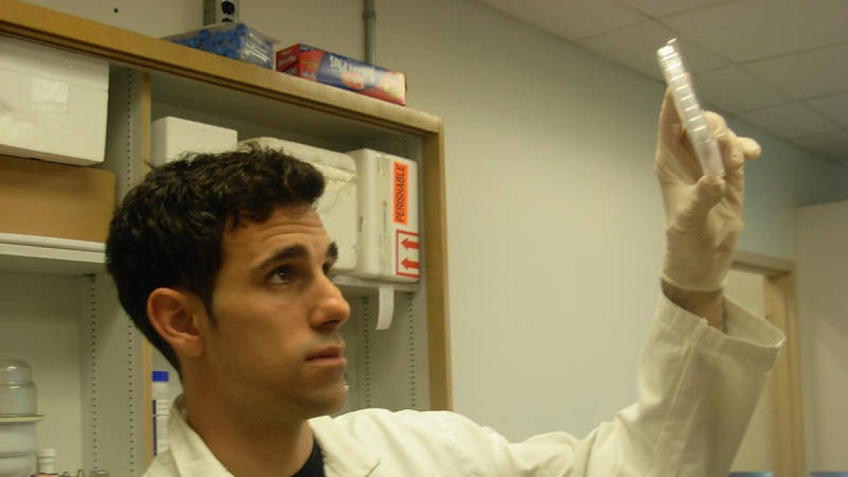 César de la Fuente en el centro de investigación canadiense en el que trabaja.