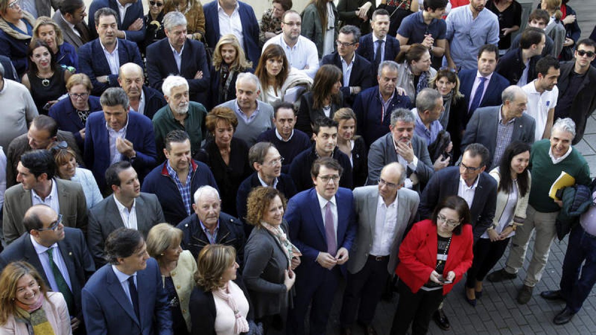 Fernández Mañueco, ayer, rodeado de militantes tras anunciar su candidatura en Salamanca. EFE