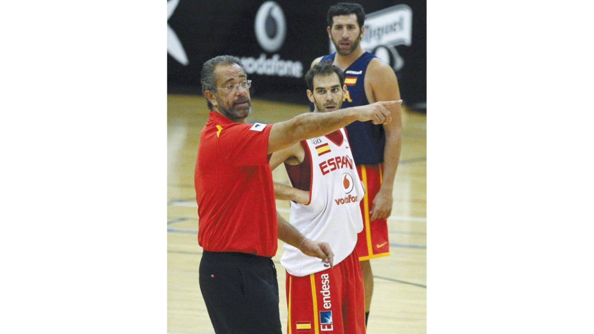 Orenga da instrucciones en un entrenamiento en presencia de Calderón y Mumbrú.