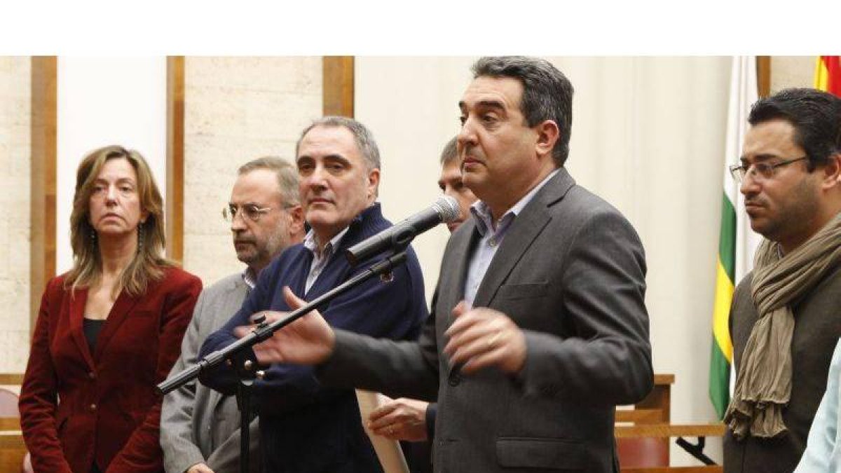 Manel Bustos y el equipo de gobierno comparecen ante los medios, en noviembre.