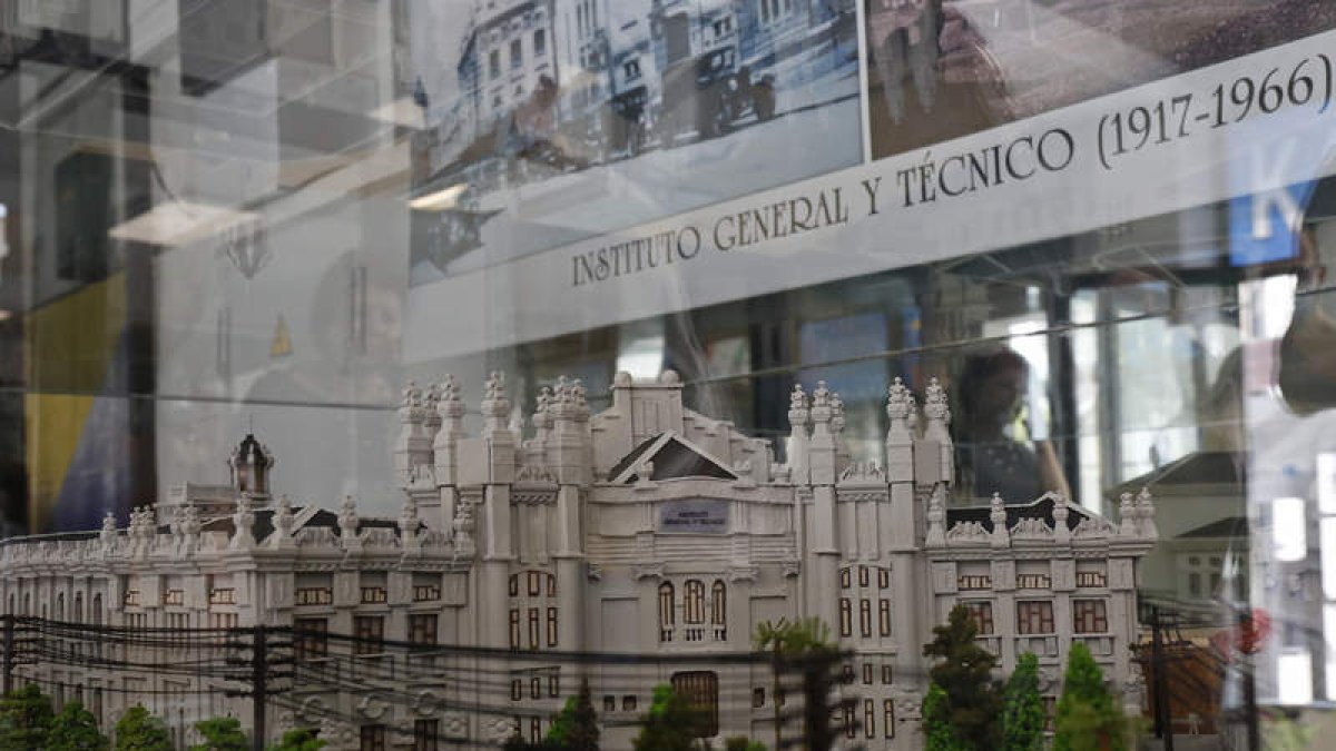 La maqueta se exhibe en el vestíbulo del instituto. FERNANDO OTERO