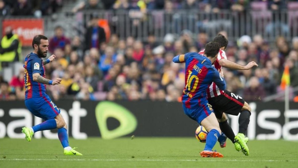 Messi persigue a Balenziaga durante el partido de Liga entre el Barça y el Athletic.