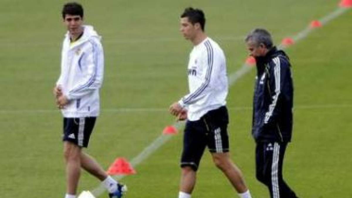 Kaká (i) en uno de los últimos entrenamientos del Madrid junto a Cristiano y Mourinho.