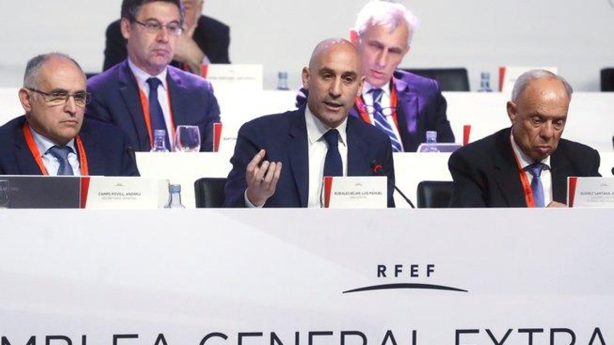 El presidente de la Federación Luis Rubiales (c) se dirige a la asamblea.