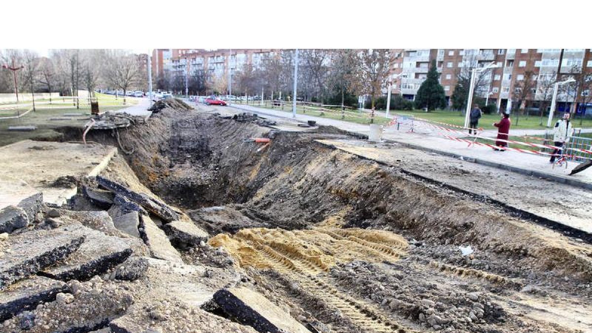 Las obras para arreglar una avería de las tuberías de agua han originado este socavón en el Paseo de Salamanca.