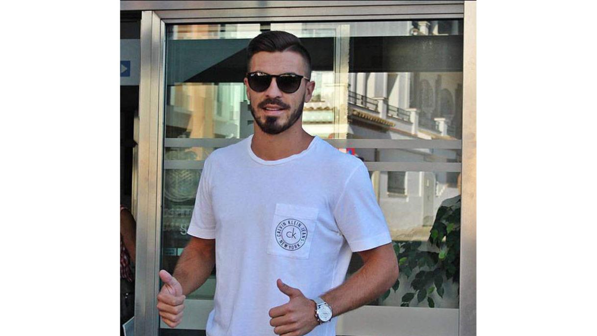 Zelu ya es nuevo futbolista de la Cultural tras firmar ayer por el club leonés. C.C.
