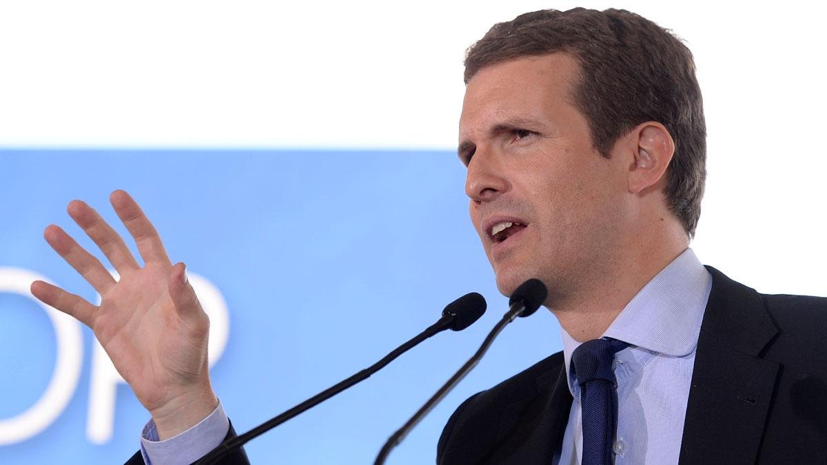 Casado ha acusado hoy a Pedro Sánchez, de preferir las manos manchadas de sangre que las manos pintadas de blanco, en referencia al apoyo que considera que ha buscado de EH Bildu para aprobar los últimos decretos del Gobierno.